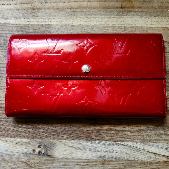 Authentic LOUIS VUITTON VERNIS RED WALLET - Picture 1 of 13